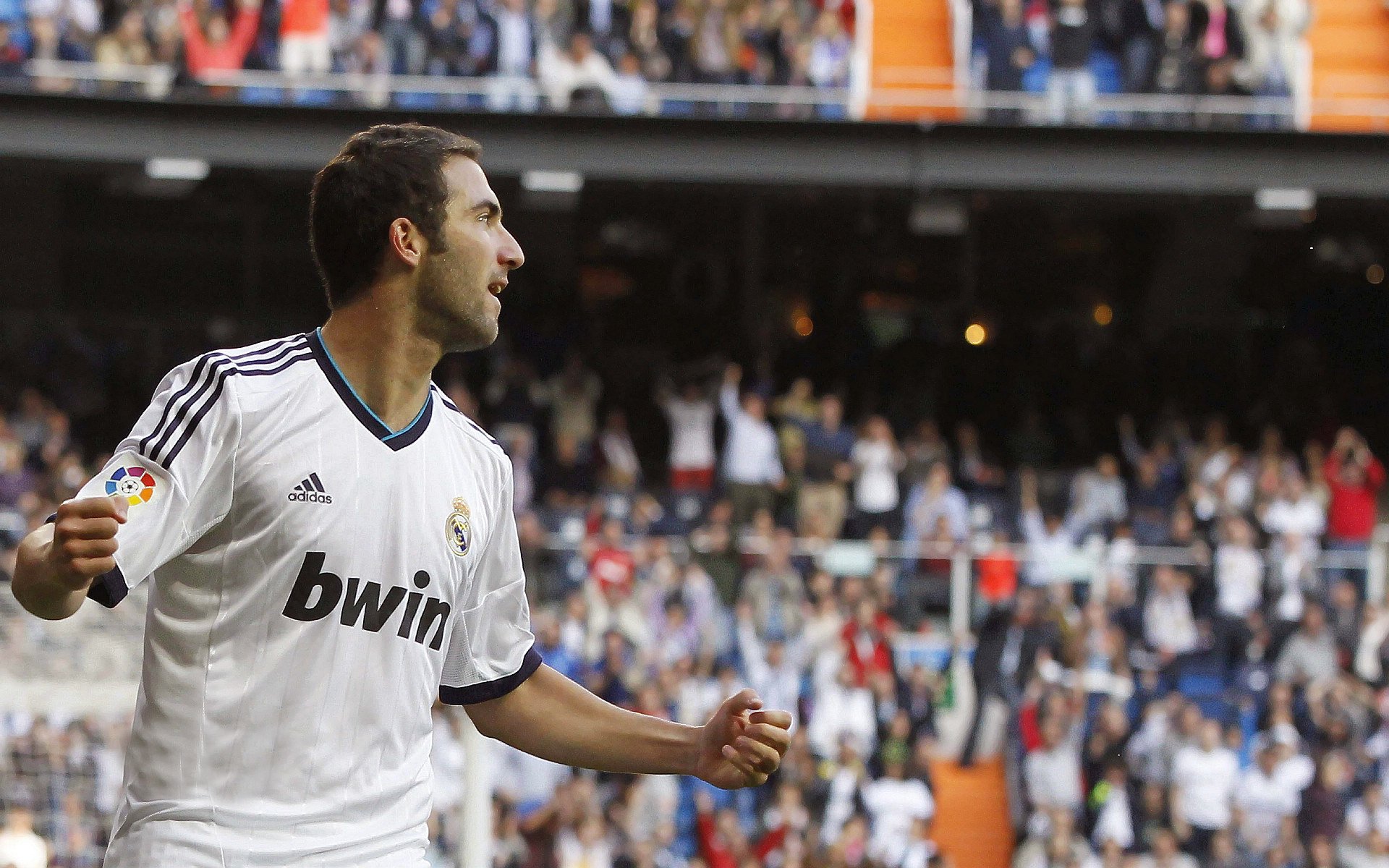 青年才俊在海外联赛锻炼后回归国家队表现亮眼