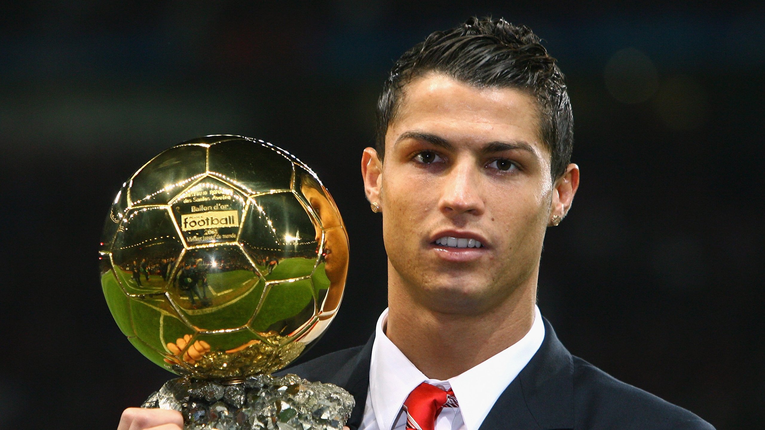 “罗密欧·冈萨雷斯的精准传球与快速反应,成为美洲狮队的战术指挥者”